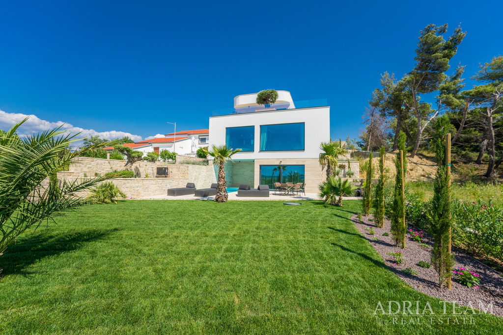 LUXUSNÁ VILA V PRVOM RADE PRI MORI - LJUBAČ