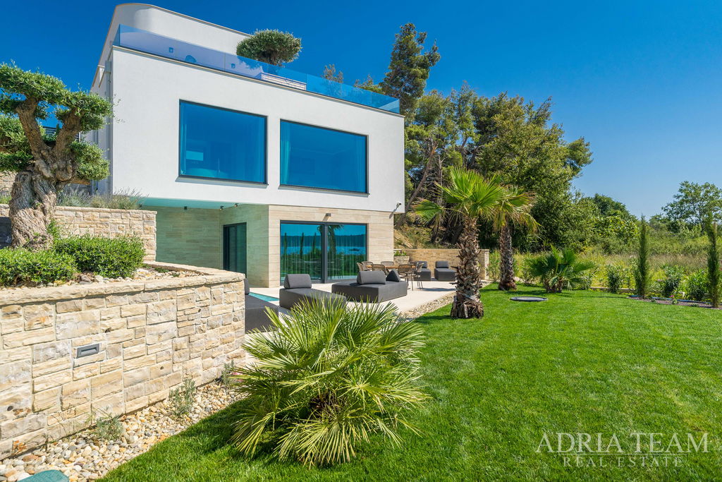 LUXUSNÁ VILA V PRVOM RADE PRI MORI - LJUBAČ