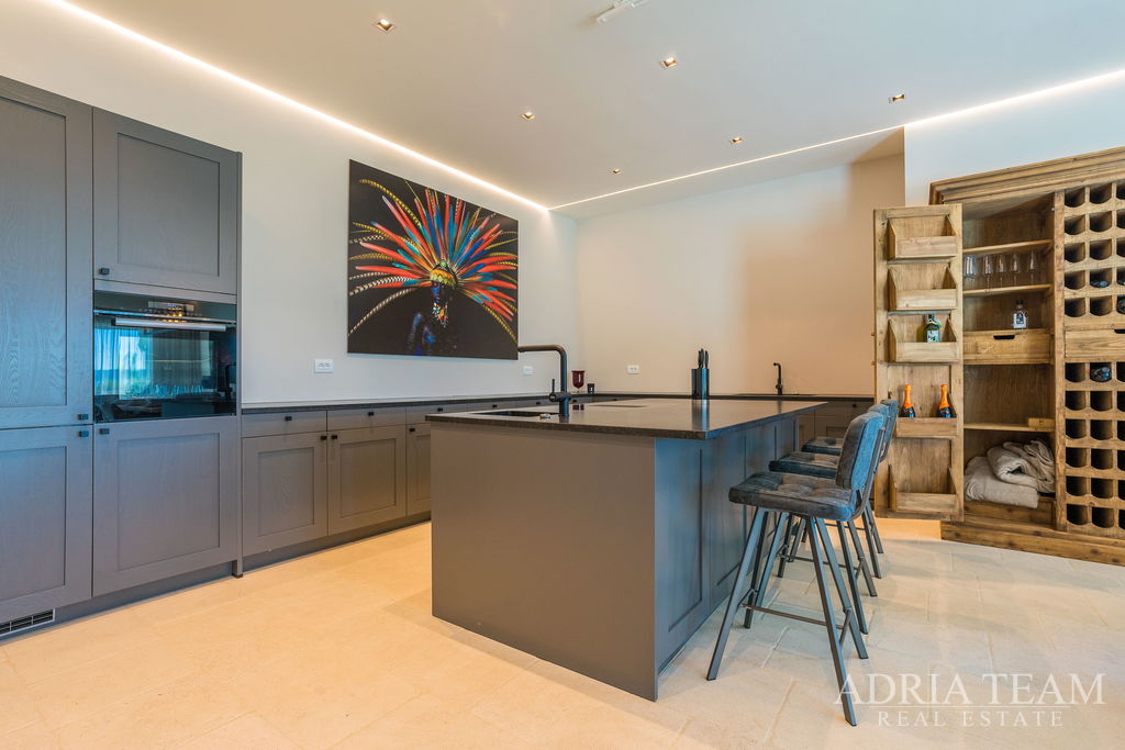 LUXUSNÁ VILA V PRVOM RADE PRI MORI - LJUBAČ