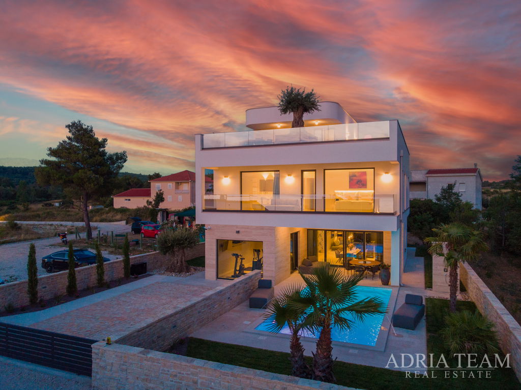 LUXUSNÁ VILA V PRVOM RADE PRI MORI - LJUBAČ