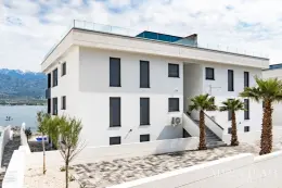 LUXUSNÝ PENTHOUSE, PRVÝ RAD PRI MORI - VINJERAC nehnuteľnosť na predaj