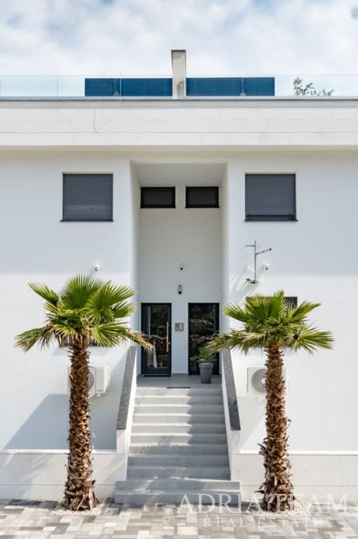 LUXUSNÝ PENTHOUSE, PRVÝ RAD PRI MORI - VINJERAC