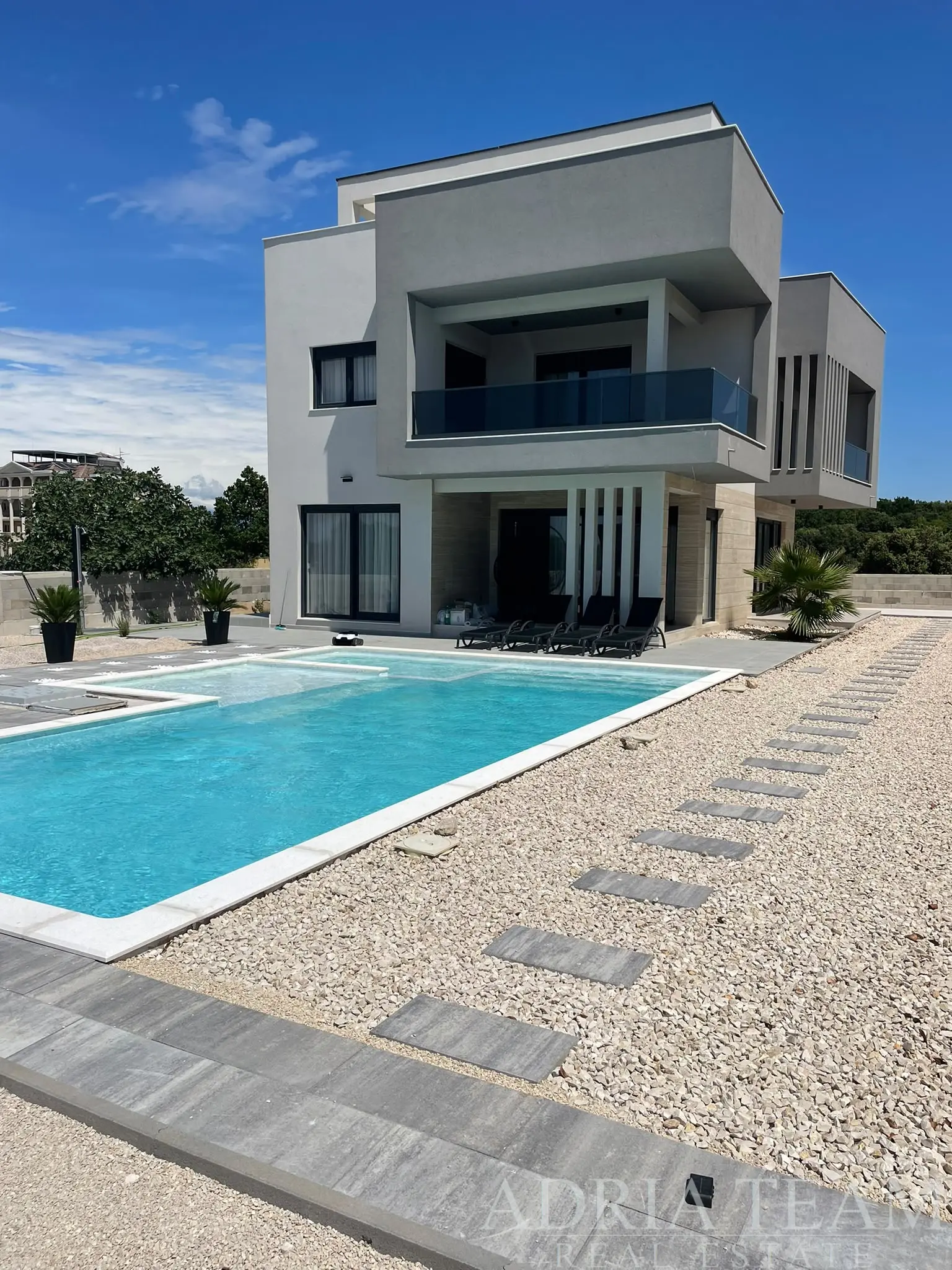 NOVOPOSTAVENÁ VILA S BAZÉNOM - ZATON, NIN