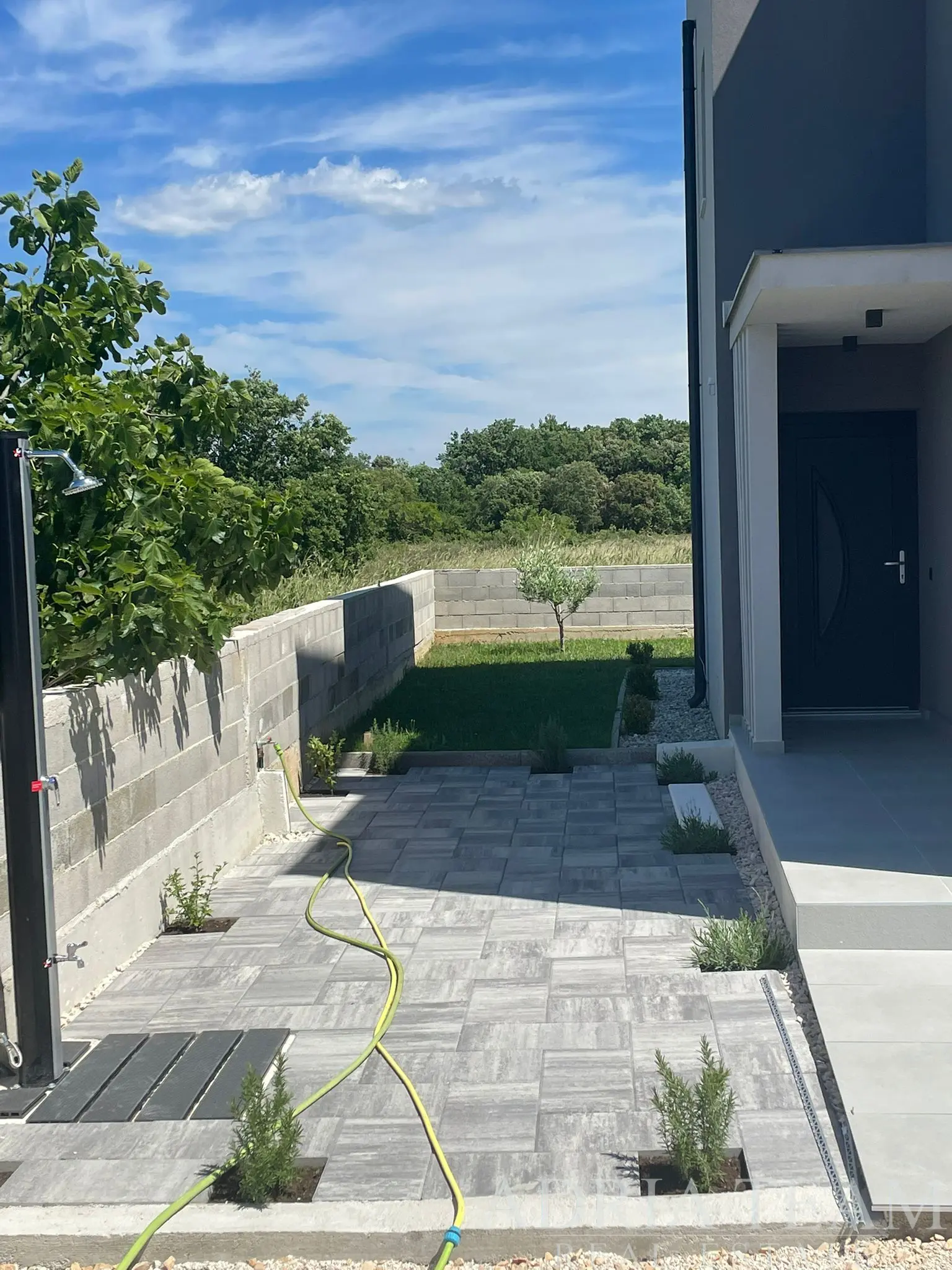 NOVOPOSTAVENÁ VILA S BAZÉNOM - ZATON, NIN