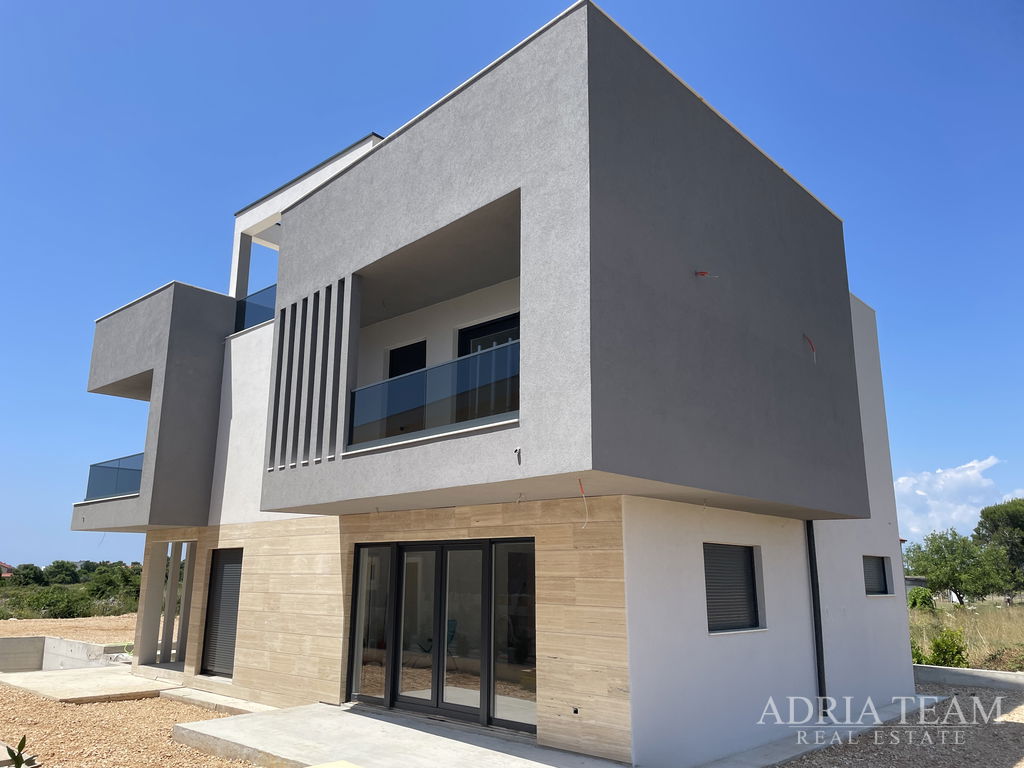 NOVOPOSTAVENÁ VILA S BAZÉNOM - ZATON, NIN