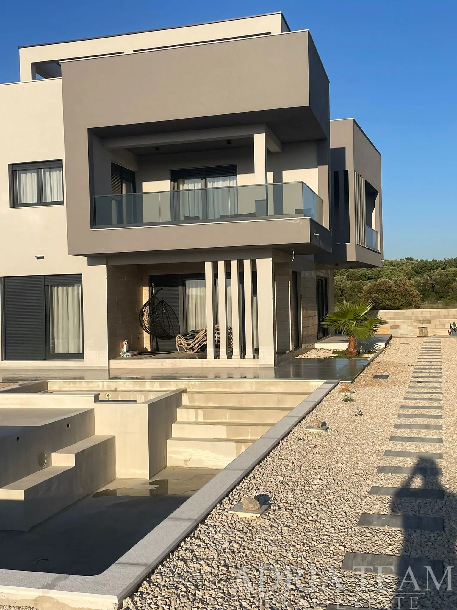NOVOPOSTAVENÁ VILA S BAZÉNOM - ZATON, NIN