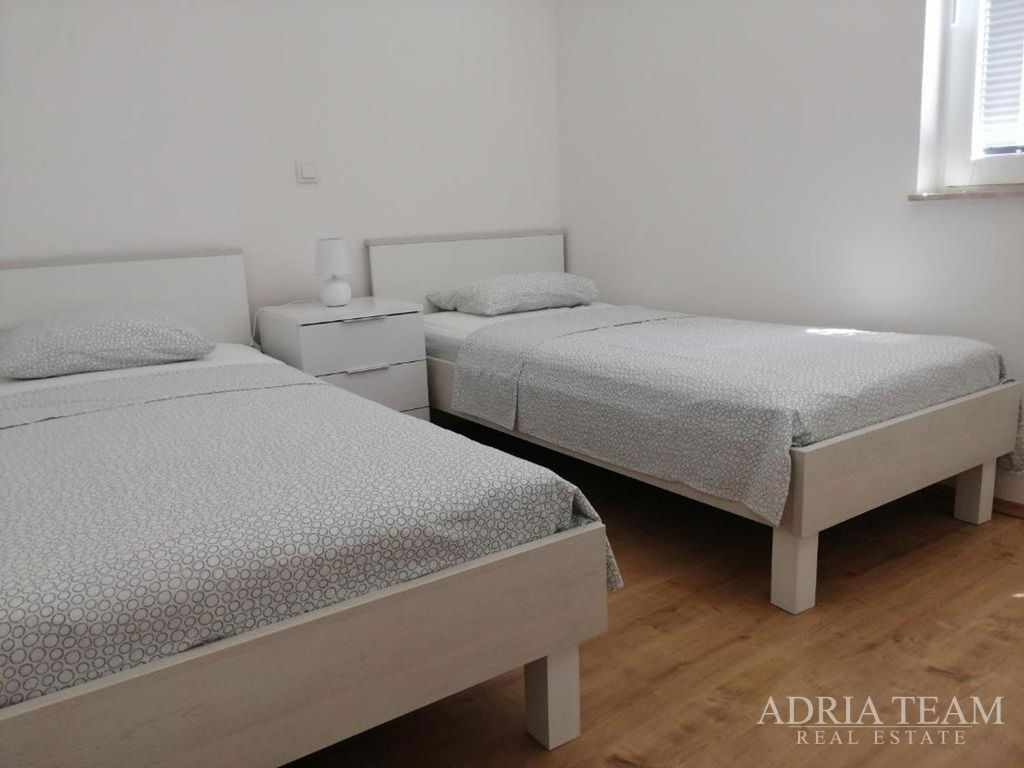 DOM S TROJICOU APARTMÁNOV A VÝHĽADOM NA MORE – MASLENICA