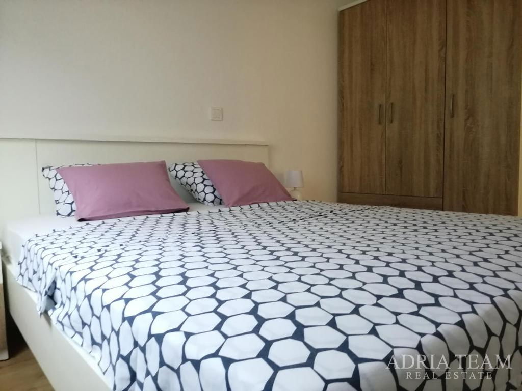 DOM S TROJICOU APARTMÁNOV A VÝHĽADOM NA MORE – MASLENICA