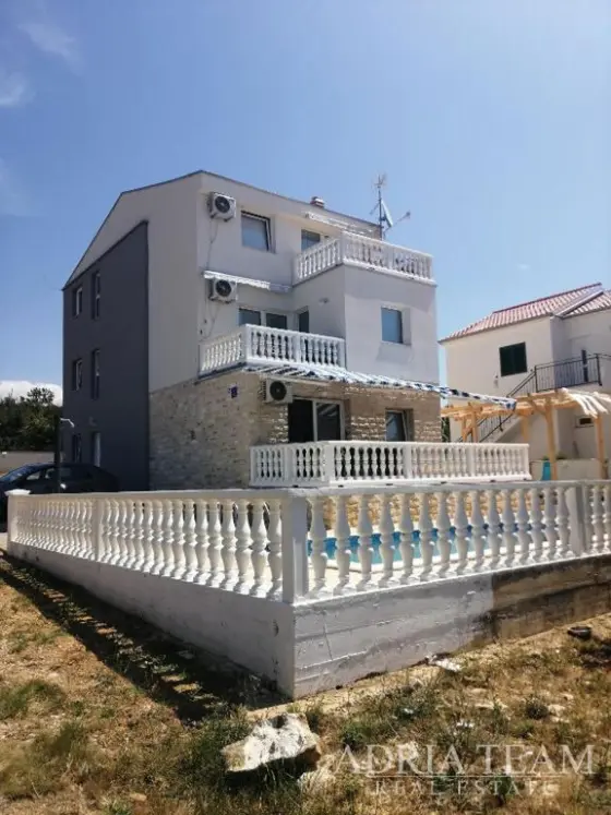 DOM S TROJICOU APARTMÁNOV A VÝHĽADOM NA MORE – MASLENICA nehnuteľnosť na predaj