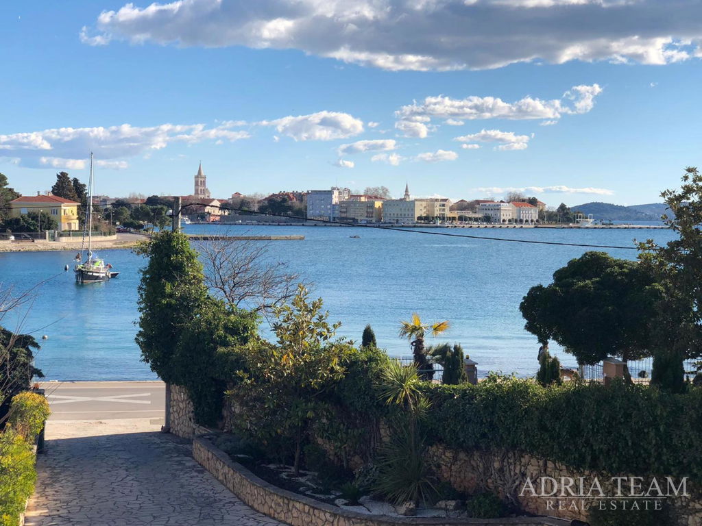 DOM V PRVOM RADĚ PRI MORE, KRÁSNY VÝHĽAD ZO VŠETKÝCH IZIEB - BRODARICA, ZADAR