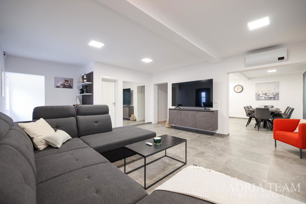 DOM S BAZÉNOM, 120m OD MORA - VIR