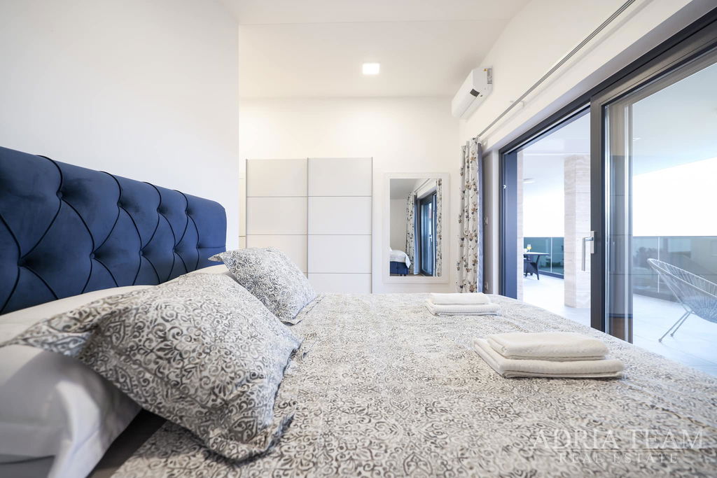 DOM S BAZÉNOM, 120m OD MORA - VIR