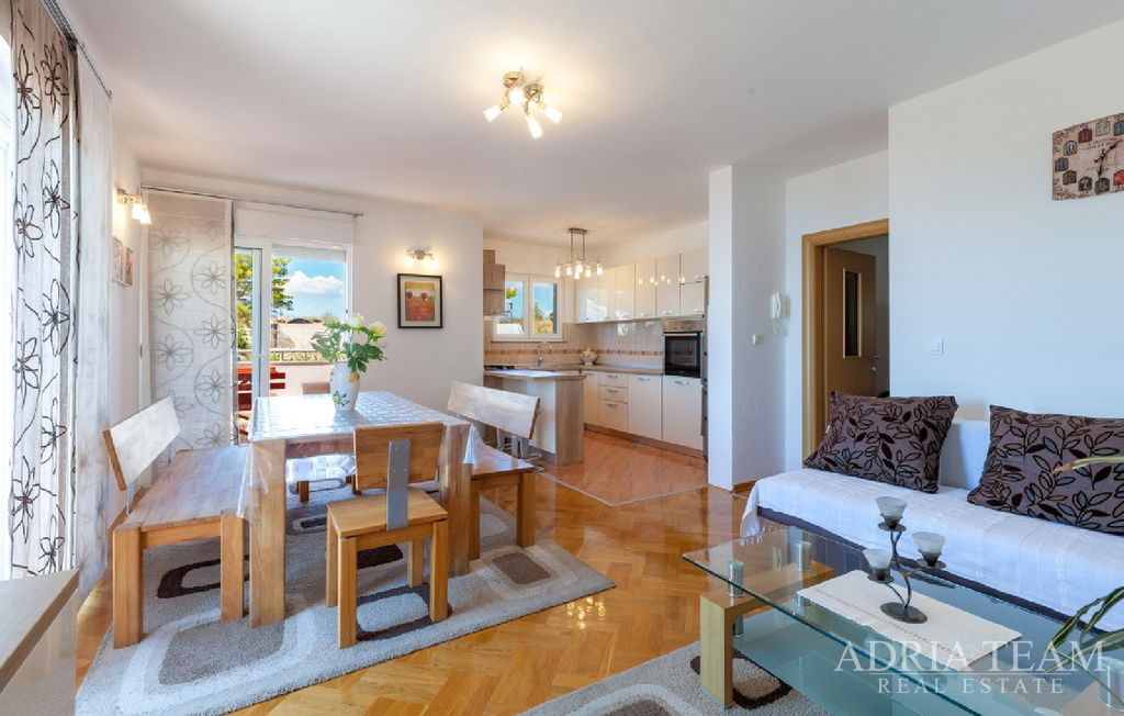 ATRAKTÍVNA APARTMÁNOVÁ VILA S BAZÉNOM A VÝHĽADOM NA MORE – PODSTRANA, SPLIT