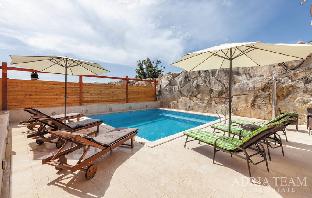 ATRAKTÍVNA APARTMÁNOVÁ VILA S BAZÉNOM A VÝHĽADOM NA MORE – PODSTRANA, SPLIT