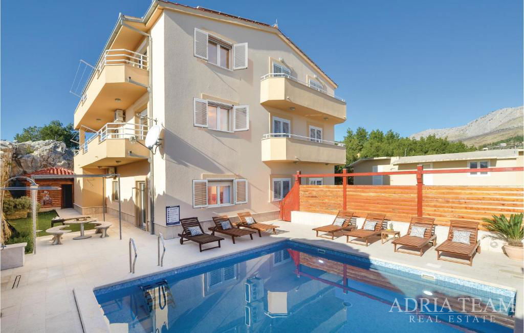 ATRAKTÍVNA APARTMÁNOVÁ VILA S BAZÉNOM A VÝHĽADOM NA MORE – PODSTRANA, SPLIT