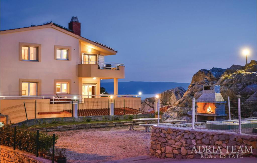 ATRAKTÍVNA APARTMÁNOVÁ VILA S BAZÉNOM A VÝHĽADOM NA MORE – PODSTRANA, SPLIT