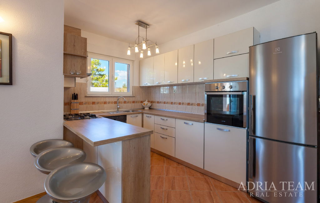 ATRAKTÍVNA APARTMÁNOVÁ VILA S BAZÉNOM A VÝHĽADOM NA MORE – PODSTRANA, SPLIT