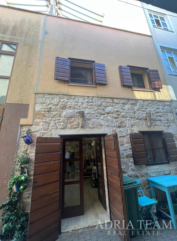 RADOVÝ DOM S APARTMÁNOM A OBCHODNÝMI PRIESTORMI, VÝBORNÁ LOKALITA A INVESTÍCIA - PIROVAC, CENTRUM