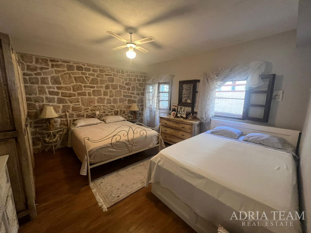 RADOVÝ DOM S APARTMÁNOM A OBCHODNÝMI PRIESTORMI, VÝBORNÁ LOKALITA A INVESTÍCIA - PIROVAC, CENTRUM