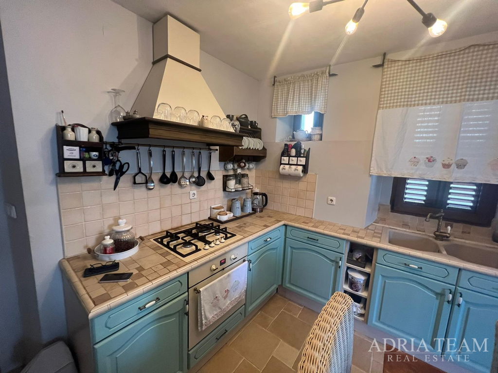 RADOVÝ DOM S APARTMÁNOM A OBCHODNÝMI PRIESTORMI, VÝBORNÁ LOKALITA A INVESTÍCIA - PIROVAC, CENTRUM