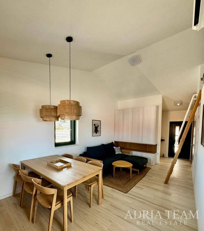 DOM 4B V RADOVEJ ZONE S VÝHĽADOM NA MORE, 2.-4. RAD OD MORA - NOVIGRAD DALMATÍNSKY