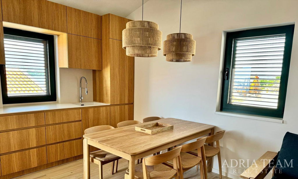 DOM 4B V RADOVEJ ZONE S VÝHĽADOM NA MORE, 2.-4. RAD OD MORA - NOVIGRAD DALMATÍNSKY