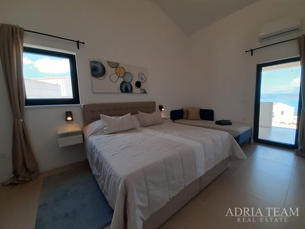 DOM 4B V RADOVEJ ZONE S VÝHĽADOM NA MORE, 2.-4. RAD OD MORA - NOVIGRAD DALMATÍNSKY