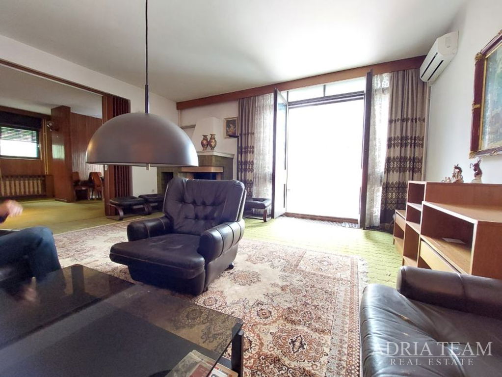 TROJPODSCHODOVÝ ŠESŤIZBOVÝ BYT VO VÝBORNEJ LOKALITE - TUŠKANAC, ZÁGREB