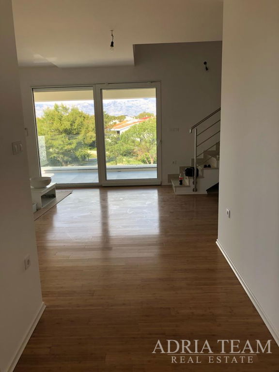 APARTMÁN S 3 IZBAMI, 1. RAD PRI MORI - POVLJANA, PAG