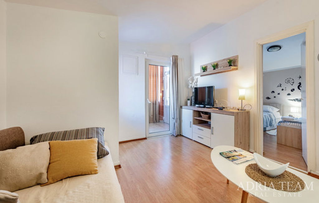 BYTOVÝ DOM S GARÁŽOU A ZÁHRADNÝM DVOROM, DRUHÝ RAD OD MORA - VIR, ZADAR