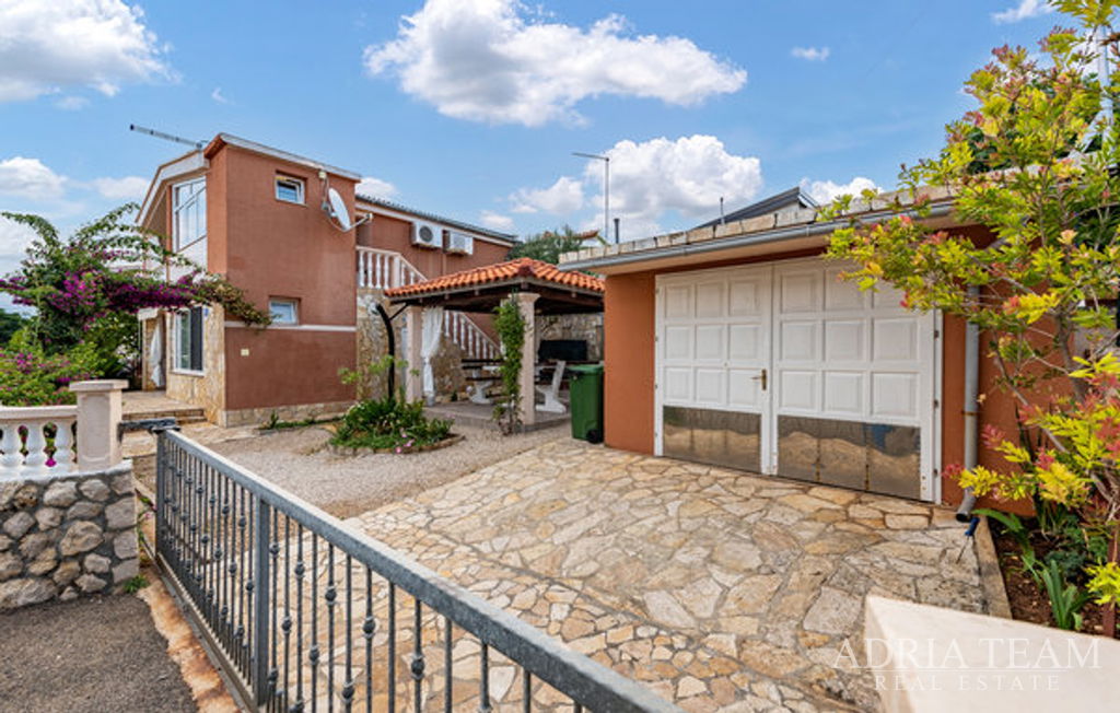 BYTOVÝ DOM S GARÁŽOU A ZÁHRADNÝM DVOROM, DRUHÝ RAD OD MORA - VIR, ZADAR