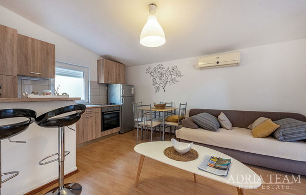 BYTOVÝ DOM S GARÁŽOU A ZÁHRADNÝM DVOROM, DRUHÝ RAD OD MORA - VIR, ZADAR