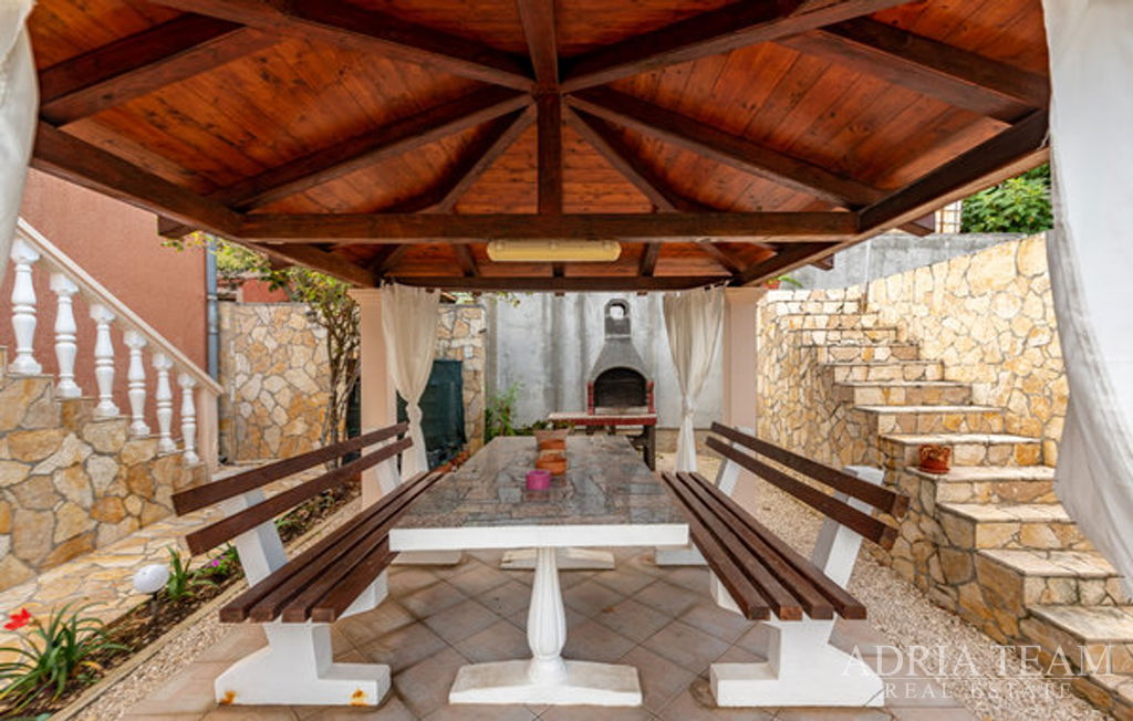 BYTOVÝ DOM S GARÁŽOU A ZÁHRADNÝM DVOROM, DRUHÝ RAD OD MORA - VIR, ZADAR