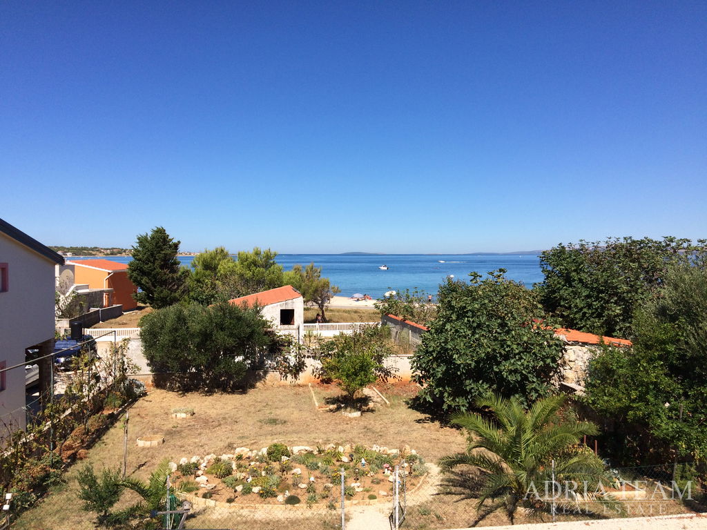 BYTOVÝ DOM S GARÁŽOU A ZÁHRADNÝM DVOROM, DRUHÝ RAD OD MORA - VIR, ZADAR