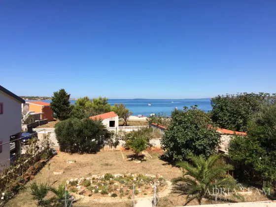 BYTOVÝ DOM S GARÁŽOU A ZÁHRADNÝM DVOROM, DRUHÝ RAD OD MORA - VIR, ZADAR nehnuteľnosť na predaj