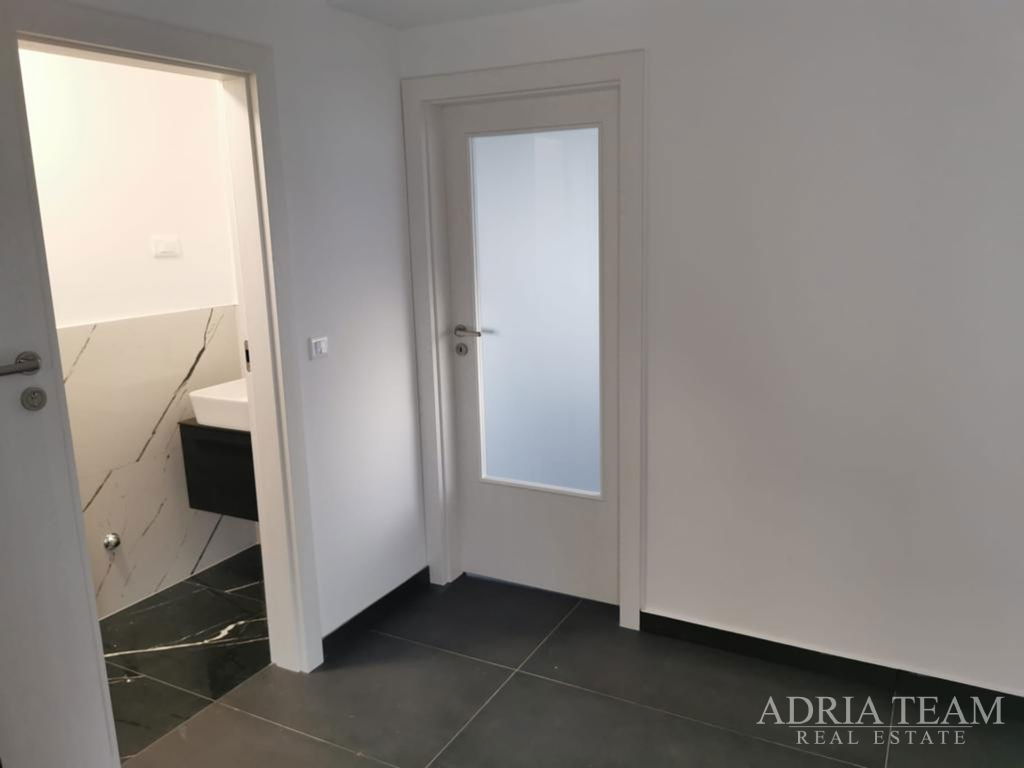 ŠTVORIZBOVÝ BYT SO STREŠNOU TERASOU A BAZÉNOM, NOVOSTAVBA - BELAFUŽA, ZADAR