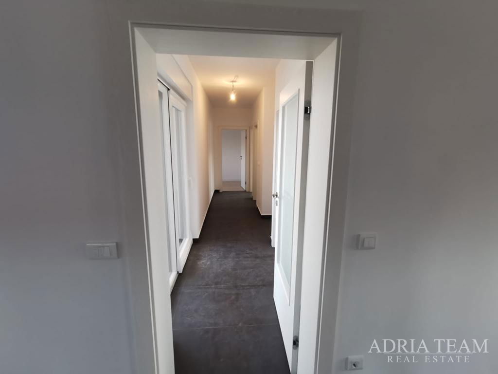 ŠTVORIZBOVÝ BYT SO STREŠNOU TERASOU A BAZÉNOM, NOVOSTAVBA - BELAFUŽA, ZADAR