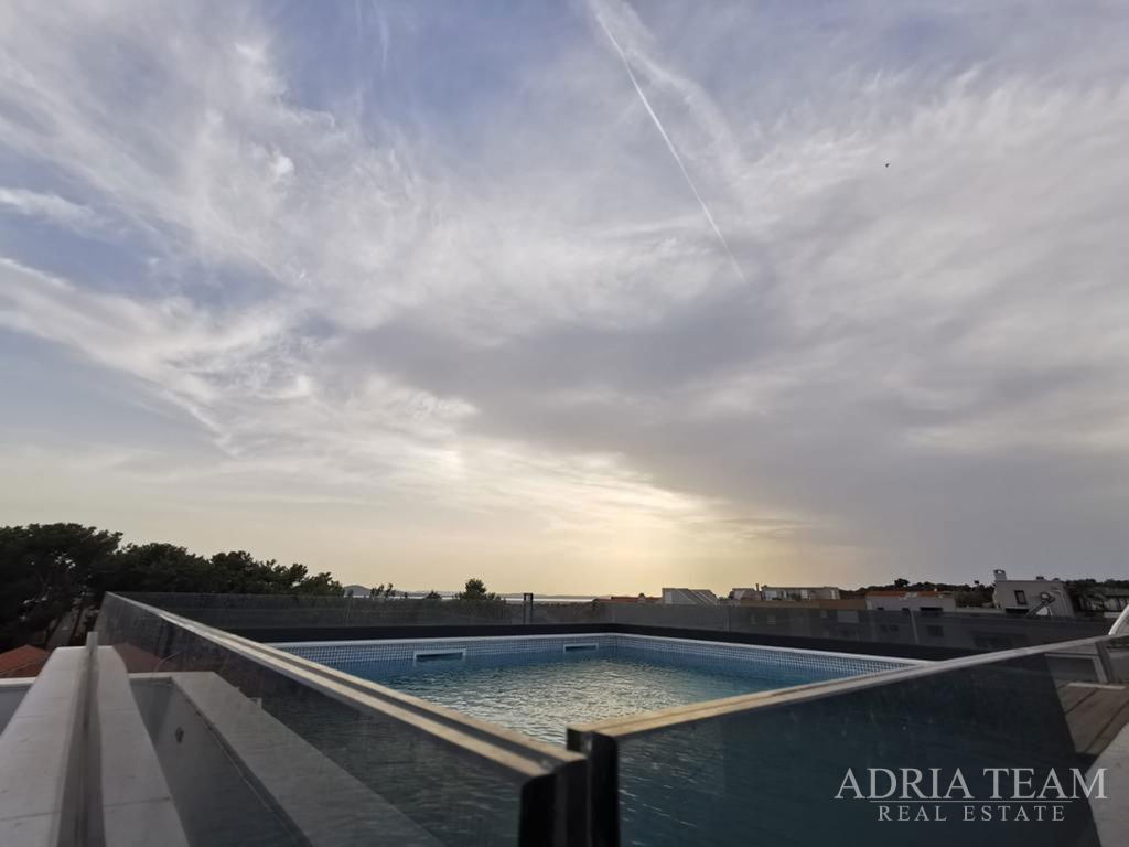 ŠTVORIZBOVÝ BYT SO STREŠNOU TERASOU A BAZÉNOM, NOVOSTAVBA - BELAFUŽA, ZADAR