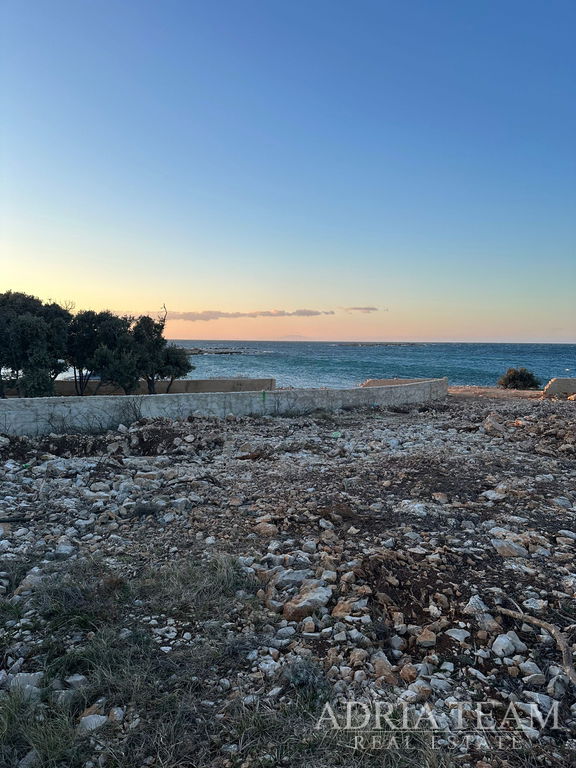 POZEMOK v R-zóne, PRVÝ RAD K MORJU - KOLAN, PAG