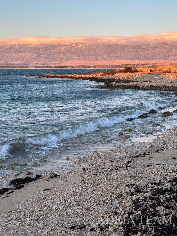 POZEMOK v R-zóne, PRVÝ RAD K MORJU - KOLAN, PAG