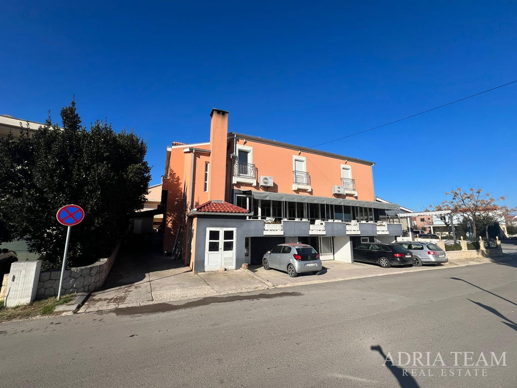 ZREKONŠTRUOVANÝ DOM S OBCHODNÝMI PRIESTORMI (REŠTAURÁCIA A PEKÁREŇ) - NIN