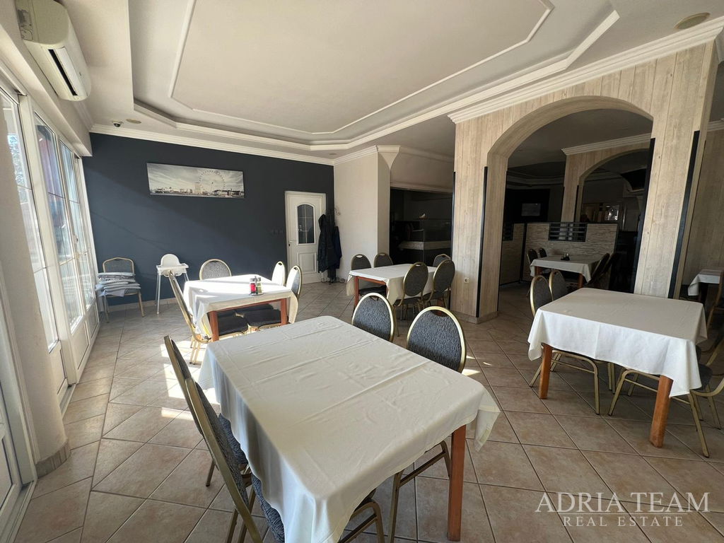 ZREKONŠTRUOVANÝ DOM S OBCHODNÝMI PRIESTORMI (REŠTAURÁCIA A PEKÁREŇ) - NIN