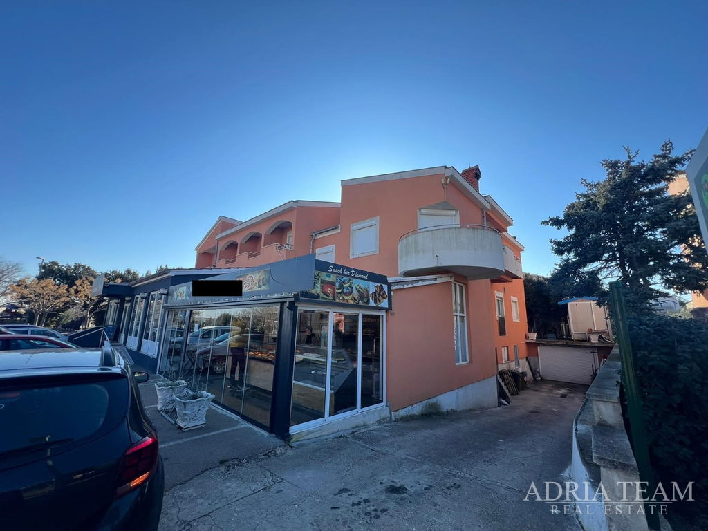 ZREKONŠTRUOVANÝ DOM S OBCHODNÝMI PRIESTORMI (REŠTAURÁCIA A PEKÁREŇ) - NIN