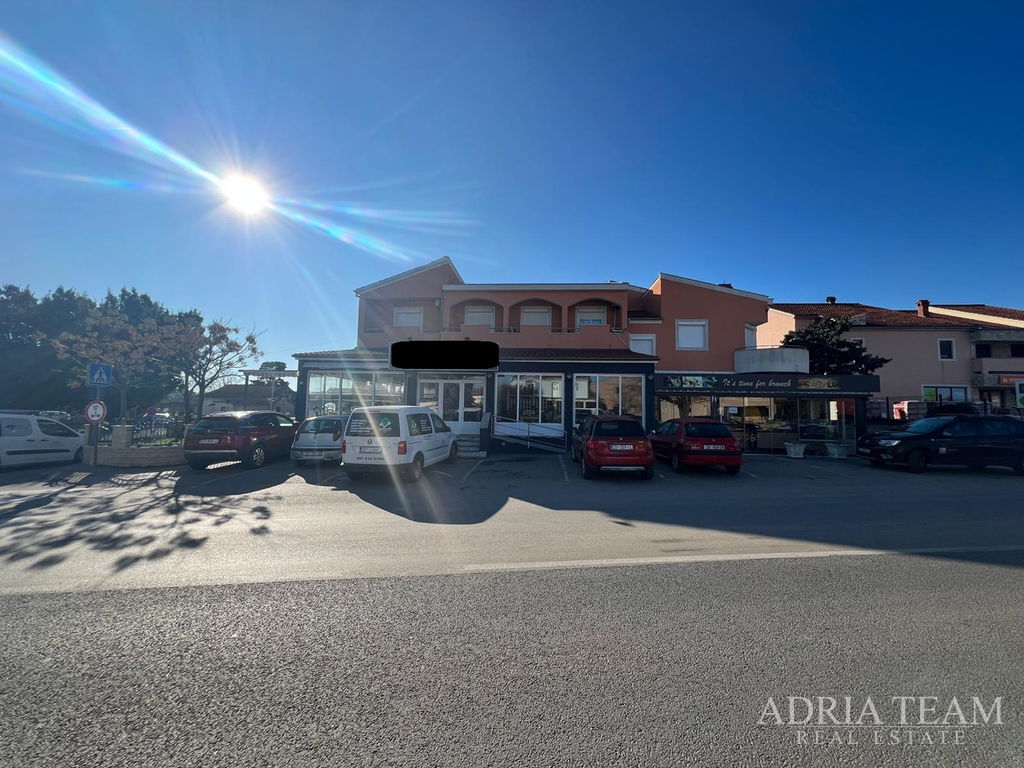 ZREKONŠTRUOVANÝ DOM S OBCHODNÝMI PRIESTORMI (REŠTAURÁCIA A PEKÁREŇ) - NIN