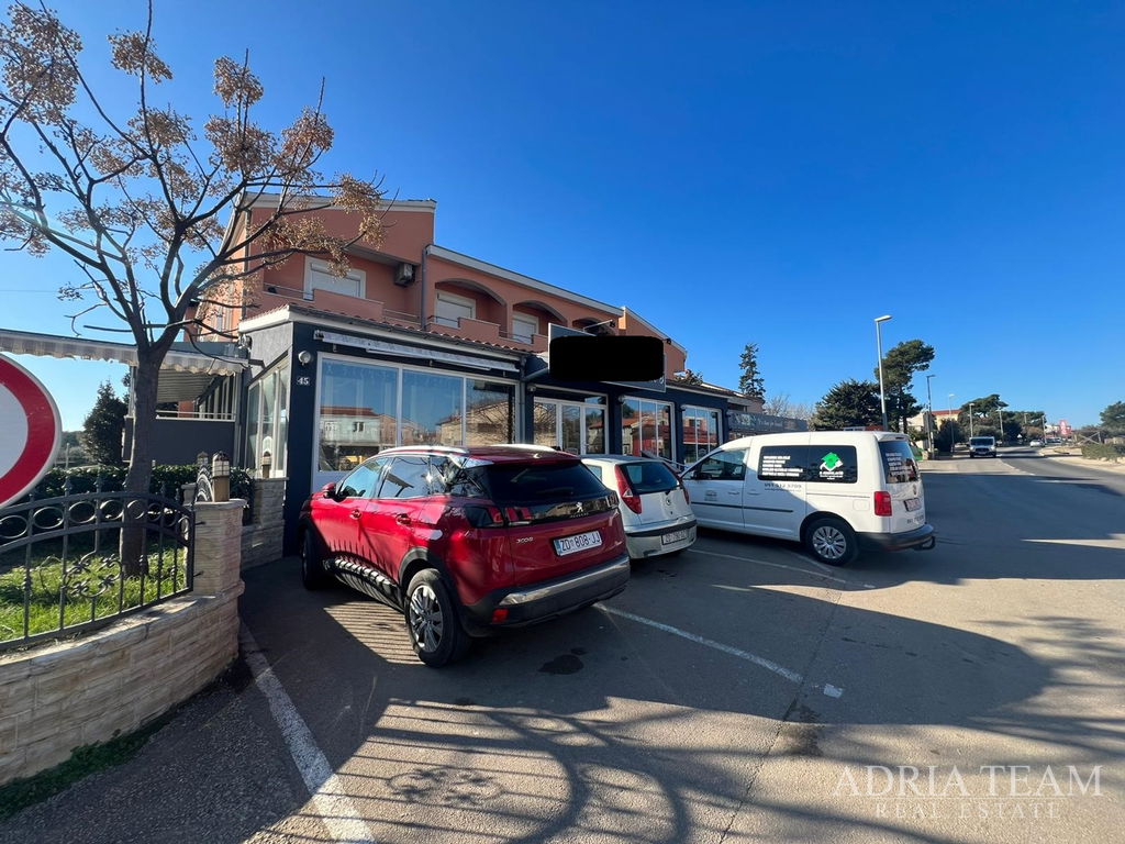 ZREKONŠTRUOVANÝ DOM S OBCHODNÝMI PRIESTORMI (REŠTAURÁCIA A PEKÁREŇ) - NIN