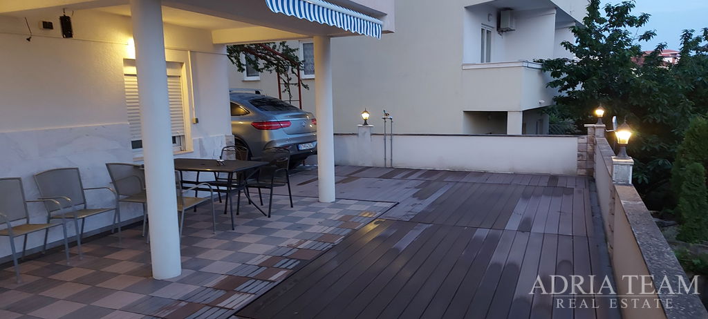 DVA PREPOJENÉ APARTMÁNY S VÝHĽADOM NA MORE - OKRUG GORNJI, ČIOVO