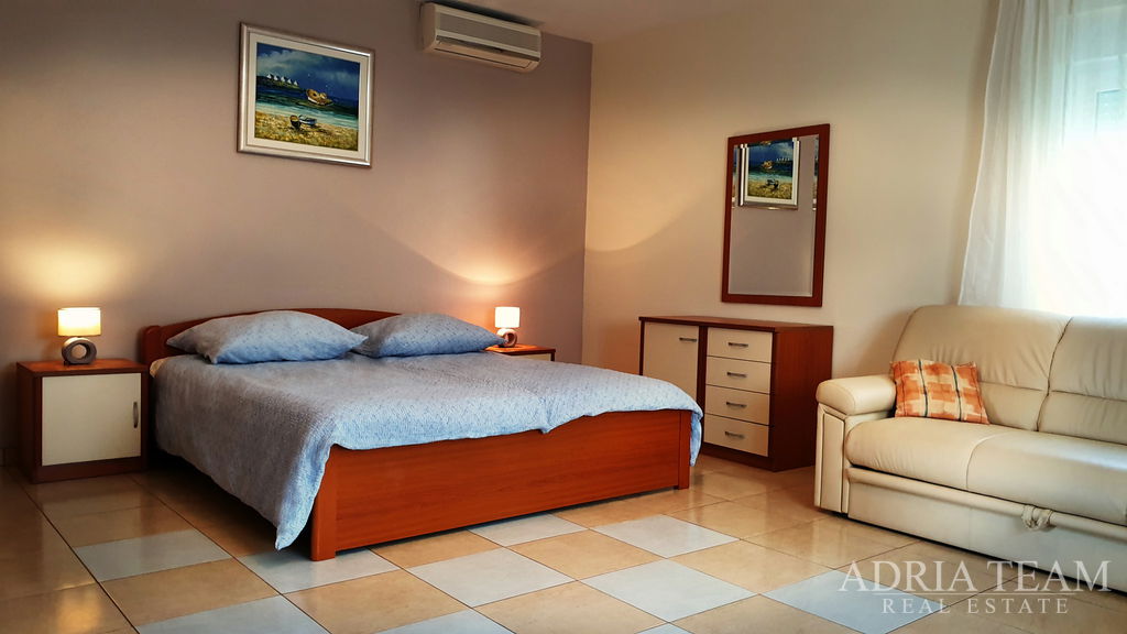VILA SO 7 APARTMÁNMI, VÝHĽAD NA MORE - DIKLO, ZADAR