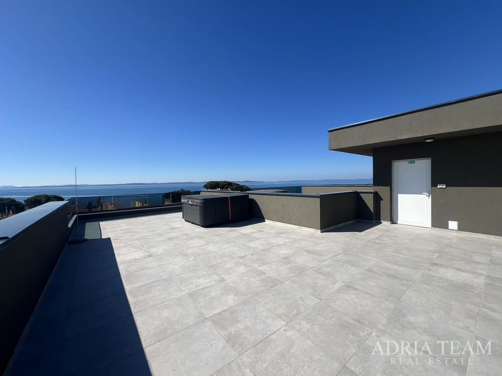 LUXUSNÝ APARTMÁN V BYTOVOM DOME, 70m OD MORA - PRIVLAKA, ZADAR