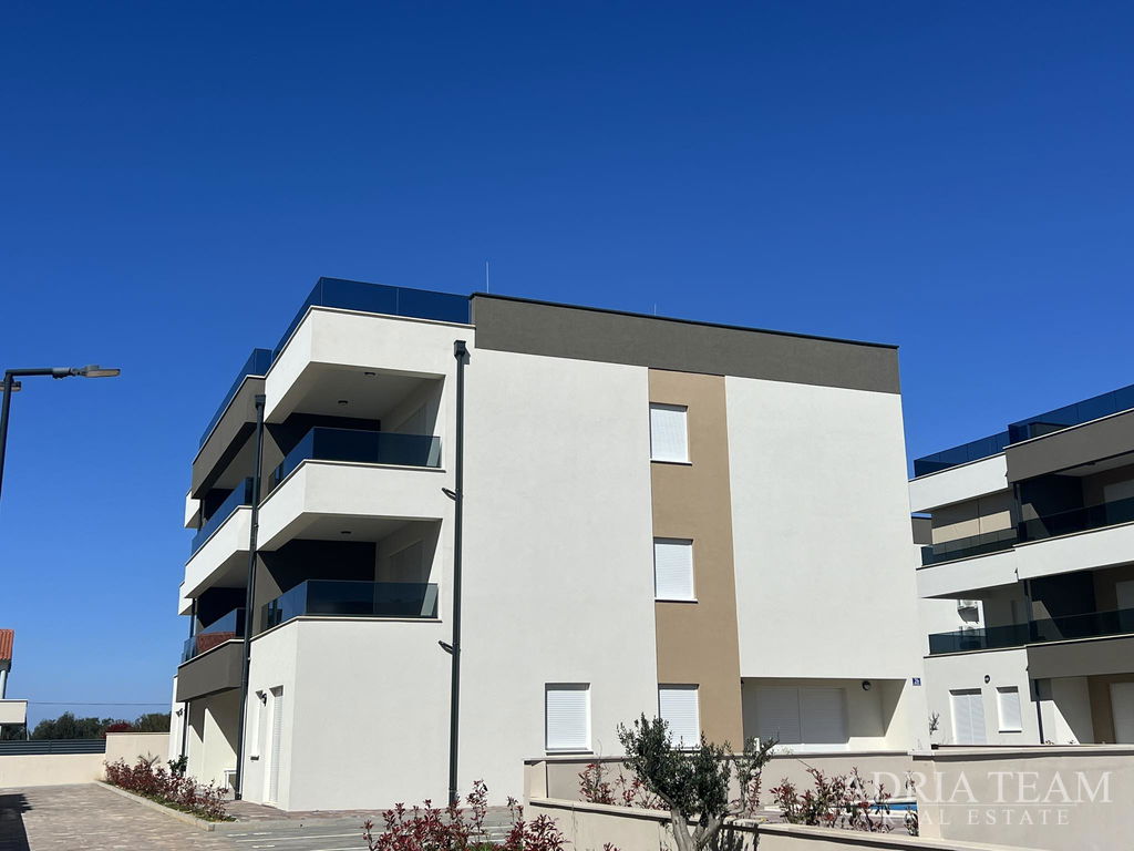 LUXUSNÝ APARTMÁN V BYTOVOM DOME, 70m OD MORA - PRIVLAKA, ZADAR