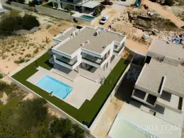 ELEGANTNÁ VILA S BAZÉNOM – NOVALJA, ŠKUNCINI STANI nehnuteľnosť na predaj